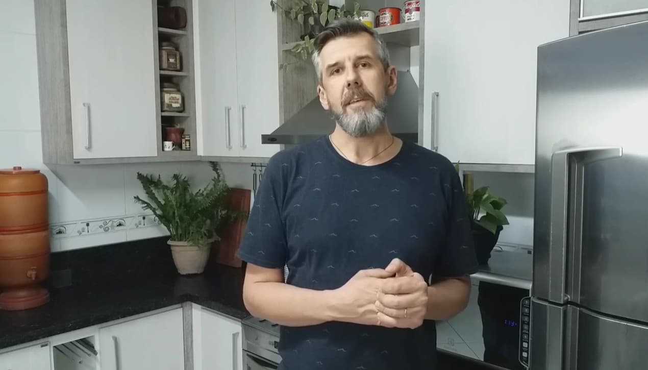 A cozinha de casa, um celular usado