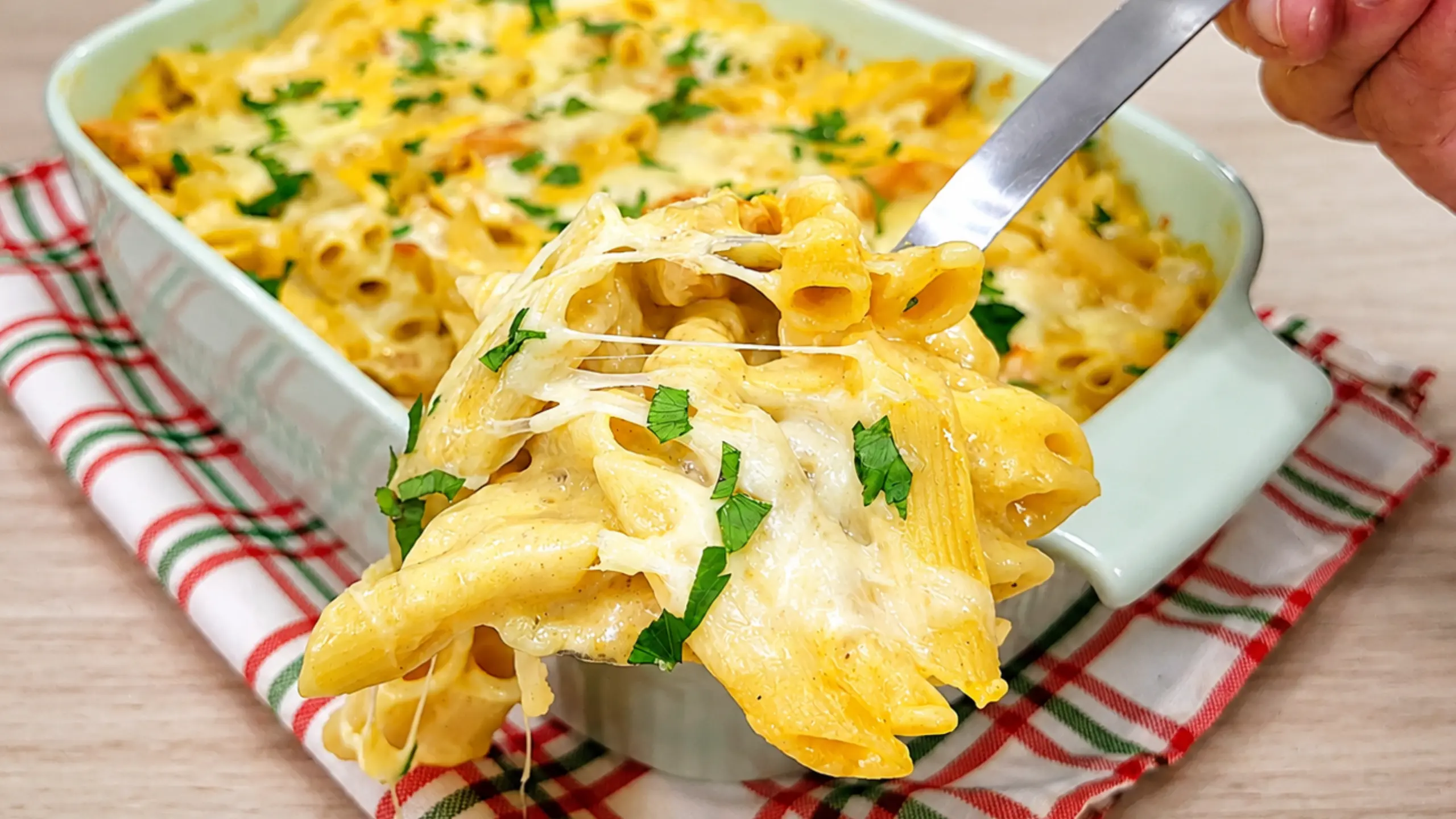 Macarrão Gratinado com Frango e Molho de Batatas